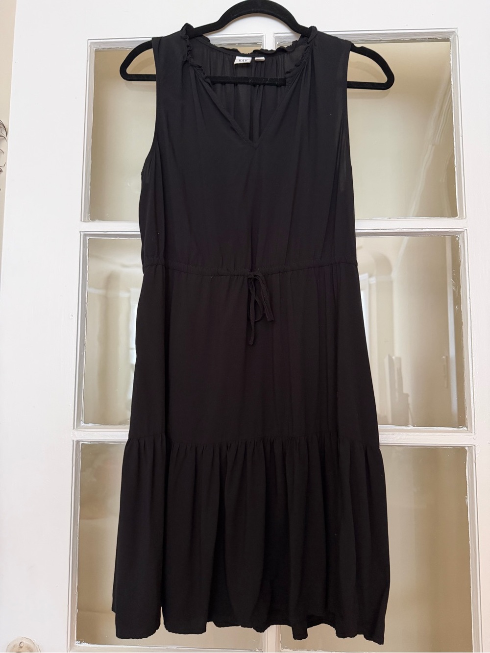 GAP Black Sleeveless V‑Neck Tiered Midi Dress
